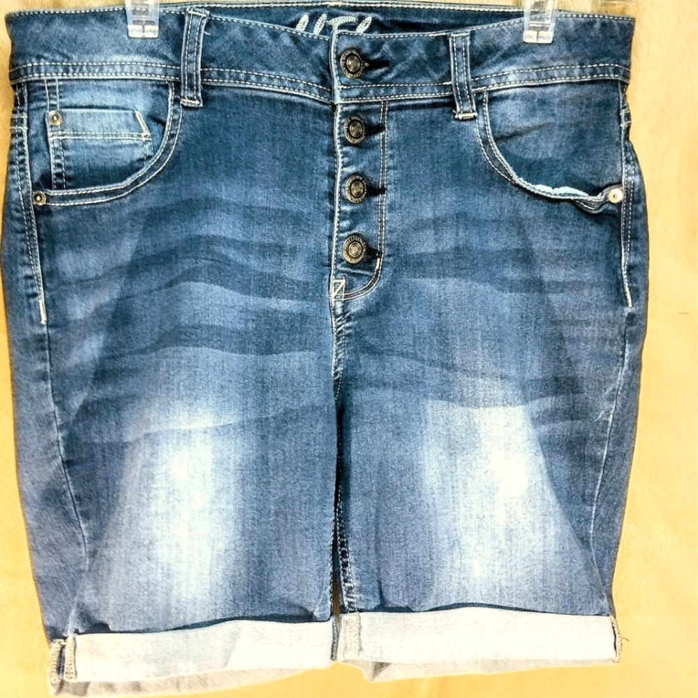 Wallflower junior  women's 11 Bermuda shorts